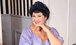 She is an actress, known for terra nova (1991), il tenente dei carabinieri (1986) and odds and evens (1978). Marisa Laurito La Sciantosa Che Studiava De Filippo Napoli E Unica