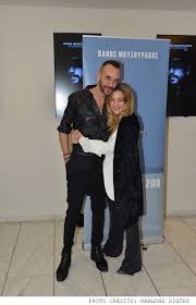 Ο γνωστός τραγουδιστής, μεταξύ άλλων, αναφέρθηκε στα παιδικά του χρόνια και στη μετακόμιση της οικογένειάς. Ayth Einai H Zwh O Panos Moyzoyrakhs Paroysiase Tis Nees Kyklofories Toy Pics