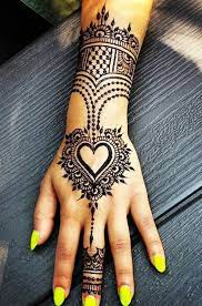Usually, henna tattoo lasts 2 to 3 weeks but they look. Tattoo Motive Frau Dezentes Tattoo Henna Auf Der Hand Von Einer Schonen Frau Gelbe Na Mehndi Designs For Hands Henna Tattoo Designs Tattoo Designs And Meanings