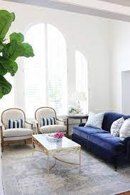 Blue velvet tufted sofa and crystal chandelier 25 Stunning Living Rooms With Blue Velvet Sofas Living Room Makeover Blue Sofa Living Classic Living Room