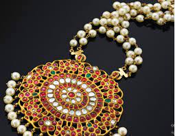 Are available in precious metals such as gold and silver, and also in imitation jewelry for elegant but laidback occasions and uses. Traditional Antique Pearl Necklace Designs In Gold