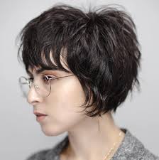 The graduated layers help to maximize the volume of the hair and its movement. 40 Short Hairstyles And Haircuts For Women To Shine In 2020