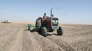 يفسر العالم ابن سيرين رؤية حرث الأرض إن لم تكن ملك الرائي فهو دليل على مشاكل تحدث للرائي في حياته بينه وبين مالك الأرض في الواقع. Ø±Ø¤ÙŠØ© Ø§Ù„Ø¬Ø±Ø§Ø¯ ÙÙŠ Ø§Ù„Ù…Ù†Ø§Ù… Ù…ÙˆÙ‚Ø¹ Ø§Ù„Ø±Ù‡ÙŠØ¨