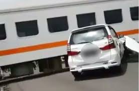 Check spelling or type a new query. Viral Moncong Mobil Tersambar Kereta Api Efek Medan Magnet Mobimoto Com