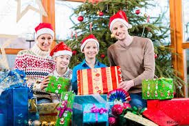 Also wird das spätestens so gegen 18.30 uhr sein. Mutter Vater Und Sohne An Weihnachten Bei Der Bescherung Foto Vorratig Crushpixel