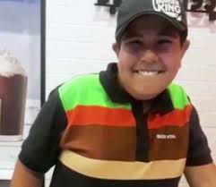 El conocido 'niño de oxxo' pudo conseguir un nuevo empleo y se convirtió en tendencia por las redes sociales. Igovs9fykaphkm