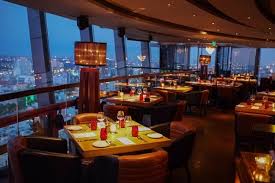 rooftop-va-nha-hang-co-view-dep-cho-buoi-toi-hen-ho