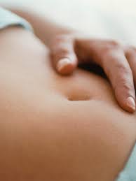 Entenda por que proteger o umbigo é tão importante na espiritualidade -  29032021 - UOL Universa