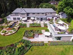 Modern minimalist house garden design. 5 Luxury Landscaping Trends To Look Out For In 2019