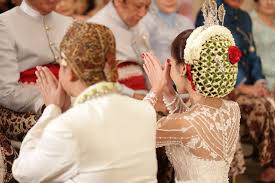 Rumah adat ini memang dibuat khusus untuk agar dapat menampung ratusan orang. 45 Tradisi Dan Adat Pernikahan Unik Dari Penjuru Indonesia Bridestory Blog