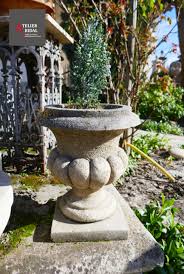 Vase En Pierre Pour Decoration Exterieure Par Atelier Alain Bidal Tailleur De Pierre En Provence En 2020 Jardiniere En Pierre Decoration Exterieur Tailleur De Pierre