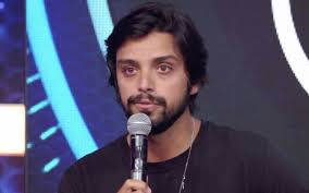 Quem deseja a morte delas é inescrupulosa dominique (guilhermina guinle), uma das líderes da facção envolvida em corrupção e tia de renzo (rafael cardoso), que teve um tórrido romance com alexia no méxico, embora viva um dilema ético por não compactuar com as ilegalidades da família. Rodrigo Simas Confesses To Shock When Entering Salve Se Quem Puder Know Why Entertainment Prime Time Zone