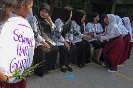 Contoh makalah budi pekertimedia, teknologi, dan pembelajaranmakalah penelitian. Guru Dan Tantangan Pendidikan Karakter Halaman All Kompas Com