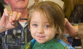 3歲長發王子剪掉金髮捐給癌症兒童，短髮帥樣連我都戀愛了- 每日頭條