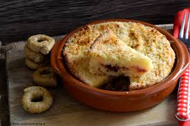 Probabilmente uscirà del liquido dal ripieno, utilizzatelo per ungere la focaccia! Pitta Di Patate E Una Focaccia Cotta In Forno Ricetta Tipica Del Salento