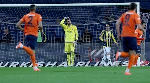 Değişikliğin ardından başakşehir tehlikeli bir atakla fenerbahçe kalesini denedi. M Basaksehir Fenerbahce 2 1