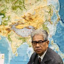 評論家の大宅壮一さん 文化大革命下の中国訪問へ 世界地図の前で 世界地図 文化 大革命