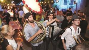 עמר הגיעה לגמר העונה השלישית של דה וויס ולחצי הגמר בעונה השישית של הכוכב הבא לאירוויזיון. Ay2 Spu4kt8fum