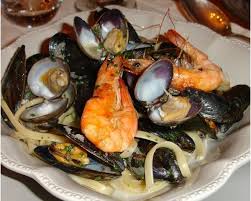 Moules Palourdes Et Gambas Sautees Et Melangees A Des Sphagettis Le Jus De Coquillage Et Le Vin Blanc Constituent La Sauce Du Pla Plat Alimentation Palourdes