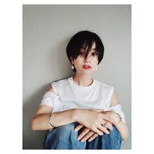 高山都さんはinstagramを利用しています 白tにデニム パールとシルバーのアクセ 仕上げは赤いツヤありlip ステキなギフトが届いたので シンプルな日のアクセントにつけてみた shuuemura の lipsignature 05番のredです 発色 美髪 ハンサムショート