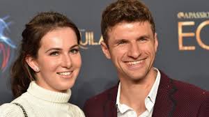 Weitere ideen zu thomas müller, bayern, fc bayern münchen. Thomas Muller Benennt Neugeborenes Fohlen Nach Manuel Neuer