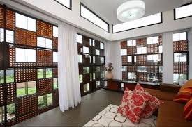 Partisi ruangan dari bingkai jendela bekas dapat memberikan kesan terbuka namun tetap memberi batas dari fungsi setiap ruangan. Mendaur Ulang Kembali Botol Kaca Sebagai Dinding Partisi Furnizing