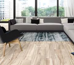 Accostare parquet e piastrelle è diventata una soluzione sempre più di tendenza. Pavimento Gres Porcellanato Effetto Legno Linea Manhatta