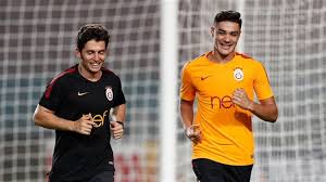 2015 yılından bu yana galatasaray altyapısında yer bulan ozan kabak, sırasıyla16 yaşaltı, 17 yaşaltı, 19 yaşaltı ve 21. Ozan Kabak Kimdir Maksatbilgi