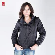Walaupun berbahan ringan, tapi bahan parasut mampu membuat badan menjadi hangat. Tidak Sulit Simak 5 Cara Mudah Merawat Jaket Bahan Parasut Bukareview