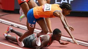 100 meter lauf 200 meter lauf 400 meter lauf 800 meter lauf 1500 meter lauf 5000 meter lauf 10000 meter lauf halbmarathon marathon hochsprung stabhochsprung weitsprung dreisprung. Olympia 2021 Sifan Hassan Gewinnt Trotz Sturz Ihren Vorlauf Uber 1500 Meter In Tokio Leichtathletik Video Eurosport