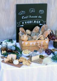 Un Bar A Fromage Super Idee De Deco De Table Pour Un Mariage Bapteme Anniversaire Idee Repas Anniversaire Buffet De Brunch Dessert De Mariage