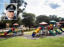 Permainan tradisional di indonesia ternyata ada banyak sekali dan sangat sayang sekali apabila tidak dilestarikan. Dua Lelaki Melepak Di Taman Permainan Ditahan