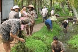 Puisi tidak selalu soal puisi cinta, puisi ibu, atau puisi tentang alam dan lingkungan. Puisi Anak Pinggir Kali Oleh Pairun Adi