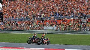 August wird ein fest in orange. Kolumne Edgar Mielke Ein Loblied Auf Das Osterreichische Motogp Event