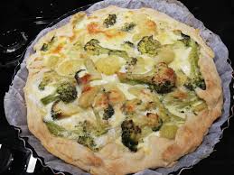 La torta salata con salmone fresco e patate è un piatto unico buonissimo che risolve in pochi minuti la cena perché tutti gli ingredienti vengono usati a crudo!!! Torta Salata Con Patate Broccoli E Stracchino Un Diavolo Ai Fornelli