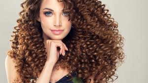 Torna alla ribalta in fatto di tagli capelli ricci il look wild spettinato, vivacizzato da una scalatura asimmetrica e in generale importante, in stile anni ’80. Sfondi Ragazza Capelli Castani Capelli Ricci Pettinatura 2560x1440