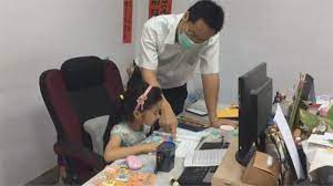 行政院發言人羅秉成表示，目前規劃中的「孩童家庭防疫補貼」會提供給家有國小以下孩童的家庭，包含幼兒園學童、尚未就學的嬰幼兒都可以請領，在三級警戒令尚未撤銷時出生的新生兒也可以領；估計受惠者有 250 萬人，經費需 200 多億元。 Rrcsuuberxu9gm