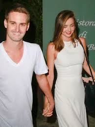 ミランダ・カーのヌードエロ画像20枚｜おっぱい、マンスジ丸見えでぐうシコ！｜エロ牧場