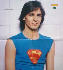 Miguel bosé es un músico y actor español, famoso por temas como si tú no vuelves, te amaré o aire soy. Tuan On Twitter