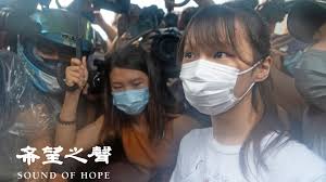 民主派人士周庭刑满获释 她于 2020 年 12 月因参与包围湾仔警署而被判入狱 10 个月。 黄之锋和林朗彦 仍因同一事件而入狱，该宗事件发生在 2019 年 6. Dpumce9rakh0 M
