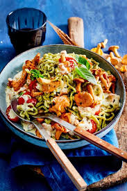 Basilikum Spatzle Mit Pfifferlingsragout Vegetarisch Und So Lecker Pfifferlinge Geben Diesem Sonntagsessen Mit S Rezepte Kirschtomaten Pfifferlinge Rezept