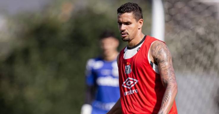 Lucas Ver&iacute;ssimo sente les&atilde;o na coxa e pode aumentar a lista de lesionados do Santos &ndash; R7 Esportes