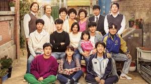 Çok yakın olan bu 4'lünün aileleri arasında da çok yakın komşuluk ilişkileri vardır. Reply 1988 Netflix