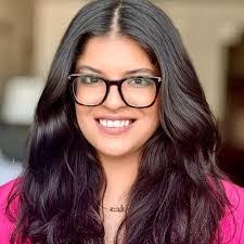 Holly Mendez's Instagram, Twitter & Facebook