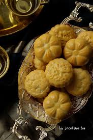 今年家里没有准备转化糖浆 制作月饼材料也不足 所以选了奶香月饼 这也不必等待几天回油 烘焙后 趁新鲜就可以吃了 奶香月饼材料 水麦芽