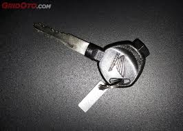 Tak sedikit dari mereka yang kurang paham dari mimpi yang mereka alami sendiri, dan bila mana anda juga tidak tau, tepat sekali karena pada kesempatan kali ini kami akan. Banyak Yang Awam Pelat Nomor Di Kunci Motor Apa Sih Gunanya Gridoto Com