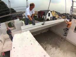 Bei diesem haus mit einem etwas aufwändigeren dach (mehrere wechsel für zwei große dachflächenfenster) dauerte es auch nur. Ytong Massivdach Wird Verlegt Youtube