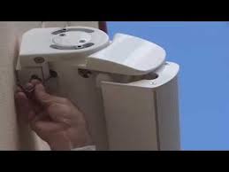 Fourni avec une télécommande à distance. Store En Stock Com Reglage Moteur D Un Store Banne Coffre Youtube