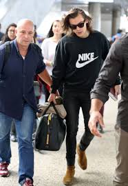 There's a reason that everyone from kanye west to harry styles will be caught in chelsea boots once fall and winter hit. Harry Styles Spotted In Black Nike Sweatshirt At Lax The Fashionisto
