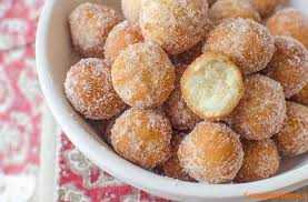Le frittelle di ricotta, si differenziano dalla castagnole di carnevale, per l'aggiunta di ricotta nell'impasto. Castagnole Morbide Con Ricotta Ricetta Facile E Veloce